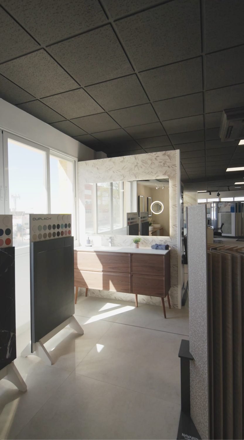 Vista general del showroom con luz natural