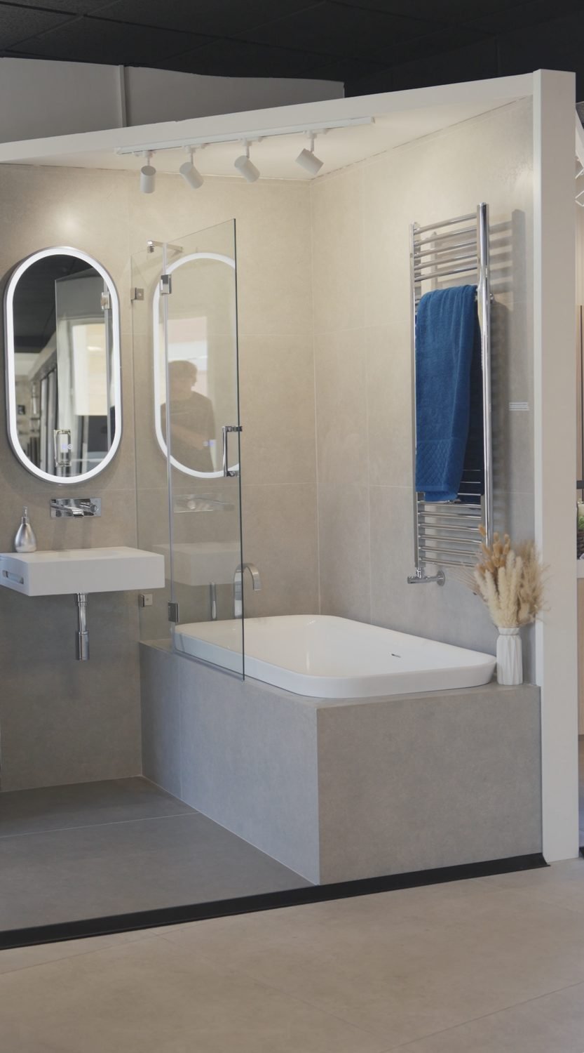 Bañera con espejo ovalado y toallero
